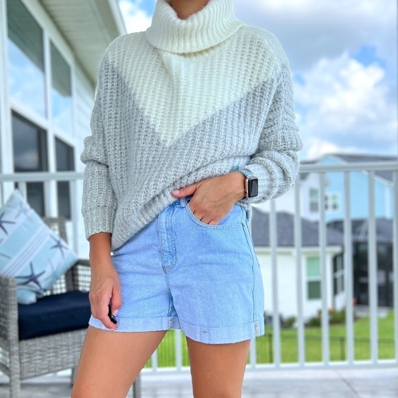 Romeo & Juliet Couture Chunky Knit Cropped Sweater Size Medium Long Sleeves - Picture 2 of 9